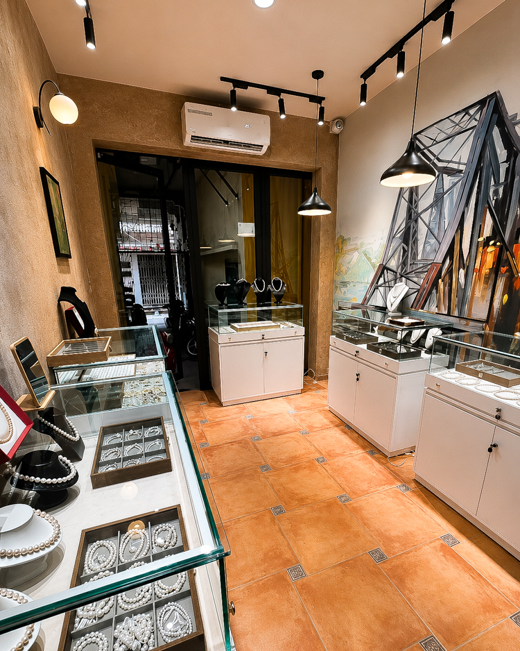 Gemmy Pearl store display
