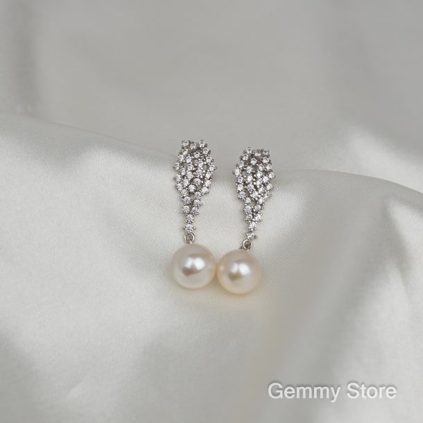 Beautiful round pearl studded earrings T24023