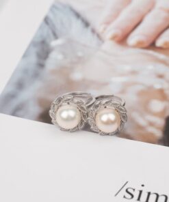 Nhẫn ngọc trai tròn to nổi bật trên nền nguyệt quế T24211