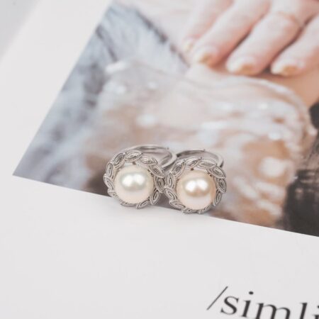 Nhẫn ngọc trai tròn to nổi bật trên nền nguyệt quế T24211