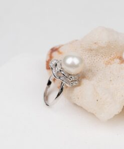 Nhẫn ngọc trai tròn viền cánh hoa hồng lỗng lẫy T24217