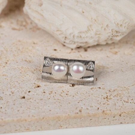 Bông tai bạc nền vuông đính trái tim và ngọc trai SE1017-Trang