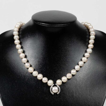 Pearl necklace with silver pendant and stone border NP1013