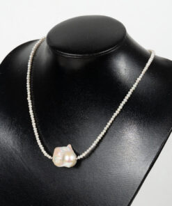 Small Pearl Necklace with 1 Baroque Pearl NE1019