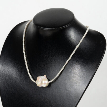 Small Pearl Necklace with 1 Baroque Pearl NE1019