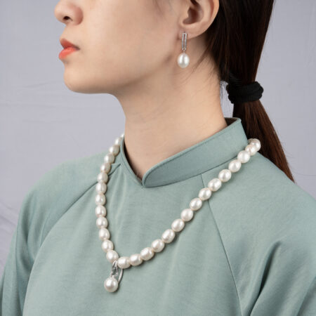 White Pearl Set Including Pendant Necklace and Drop Earrings NP1038DE