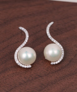 Bông Tai Ngọc Trai Trắng Viền Đá Uốn 10-11.5 ly SE1052