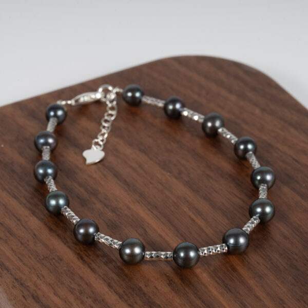 Lắc Tay Bạc Ngọc Trai Đen Cách Hạt BC1050