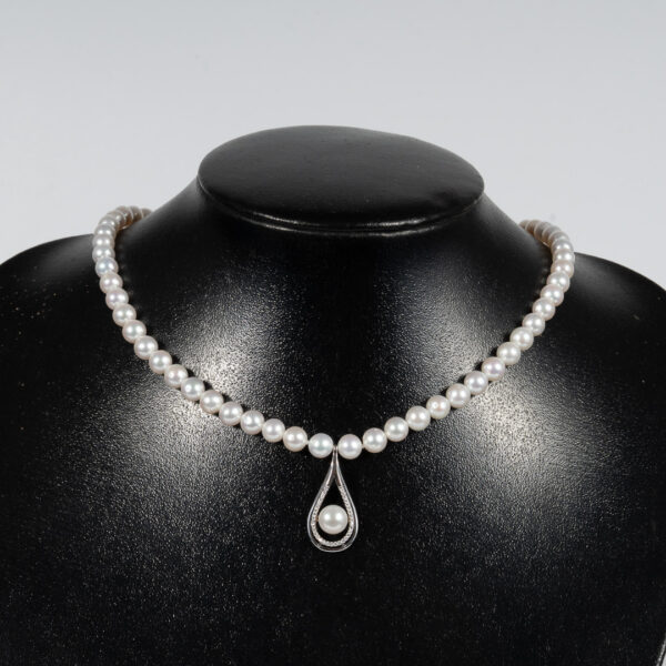 White Pearl Necklace Combined with Silver Pendant NP1068