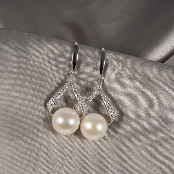 White Pearl Drop Earrings HE1011