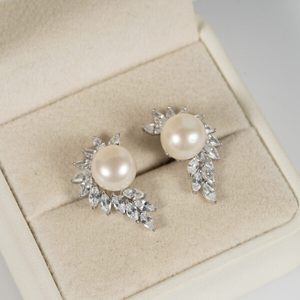 Bông Tai Ngọc Trai Viền Cánh Hoa Đá DE1039