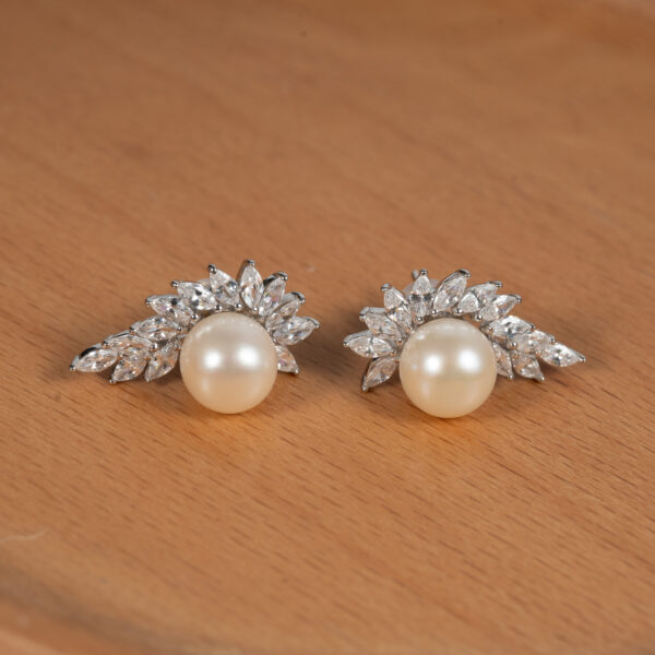 Bông Tai Ngọc Trai Viền Cánh Hoa Đá DE1039