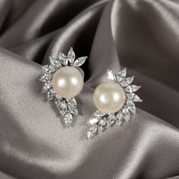 Bông Tai Ngọc Trai Viền Cánh Hoa Đá DE1039