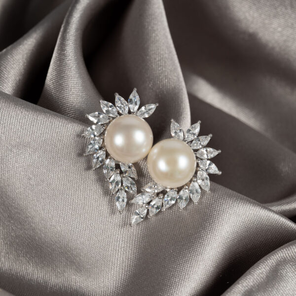 Bông Tai Ngọc Trai Viền Cánh Hoa Đá DE1039