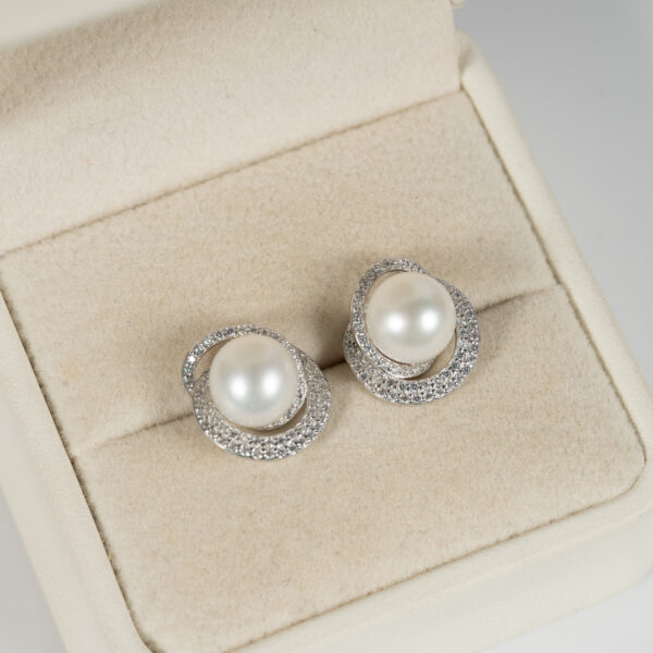 Bông Tai Ngọc Trai Viền Đá Lấp Lánh DE1038