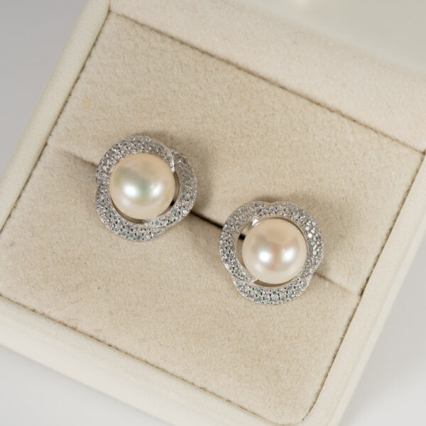 Bông Tai Ngọc Trai Viền Đá Lấp Lánh DE1043