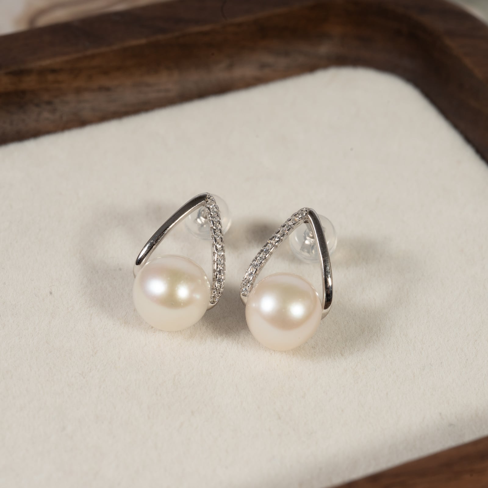 Bông Tai Ngọc Trai Viền Đá SE1089