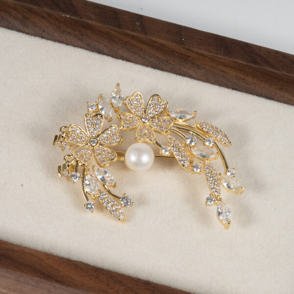 Cài Áo Ngọc Trai Chiếc Lá Lấp Lánh Vàng BR0126