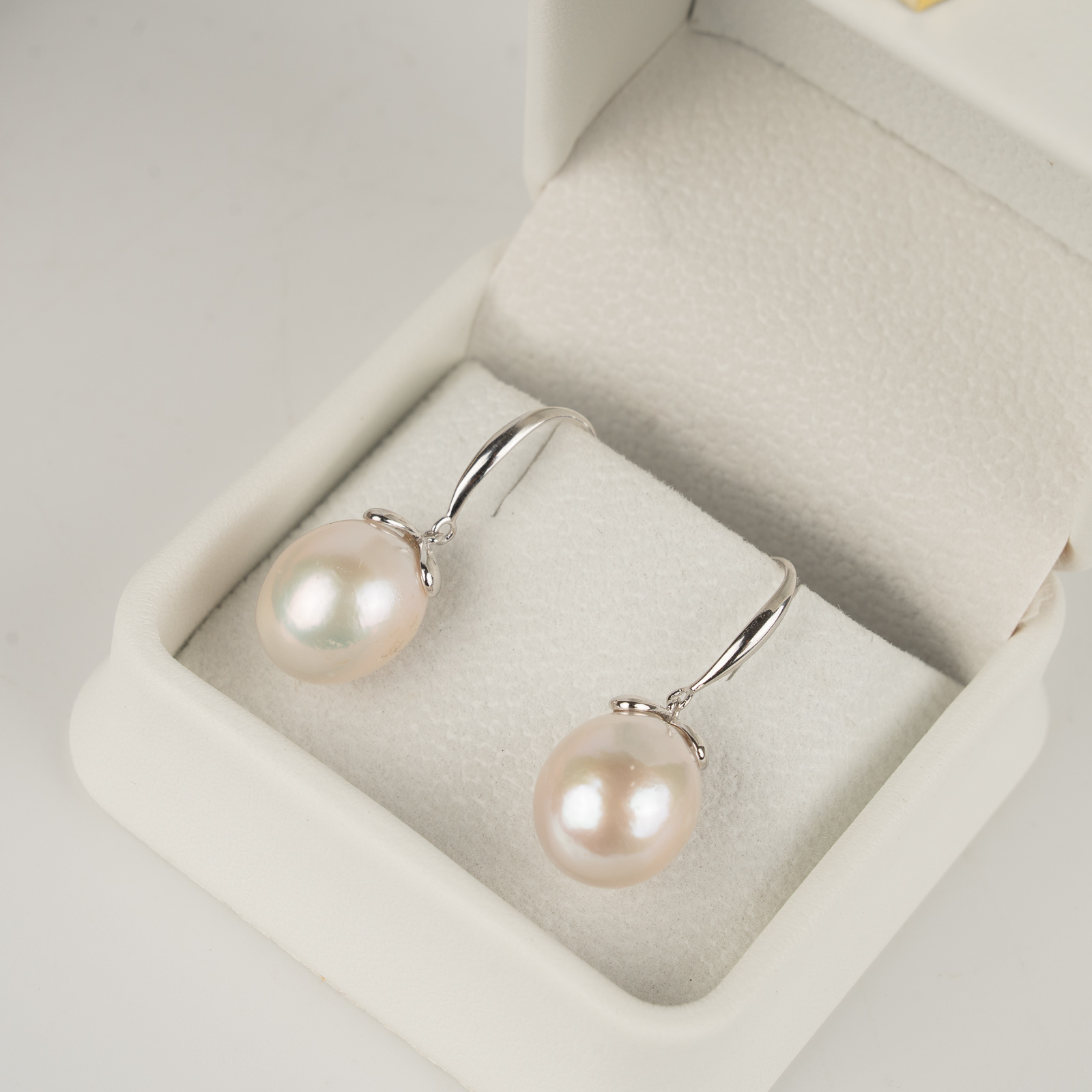 Hexagonal Hook-Shaped Pearl Earrings HE1030 - Image 2